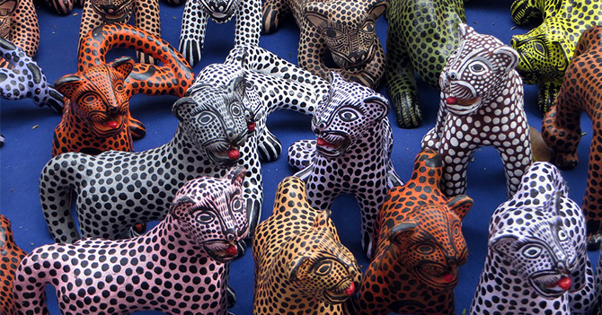 Contamos con una gran variedad de figuras decoradas para el adorno de tu mesa o vitrina.<br />Siempre es de buen gusto regalar como recuerdo de tu viaje o de tu tierra una figura artesanal que proyecte el carácter de los artistas locales.<br />Visitanos y convéncete . . .