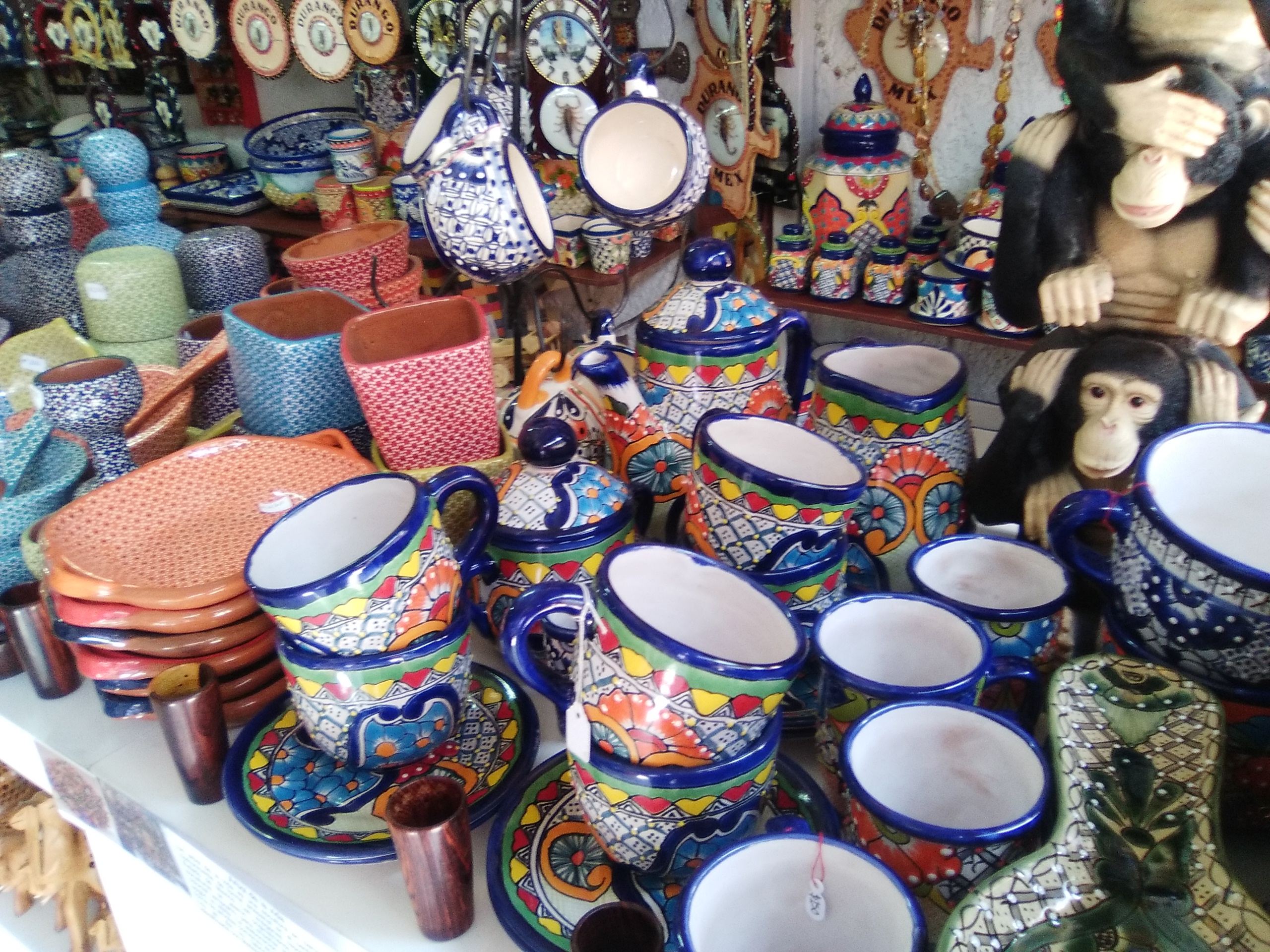 Bella cerámica mexicana que se emplea principalmente para utensilios de uso común como platos, jarrones, tibores, floreros, lavamanos, artículos religiosos y figuras decorativas. Incluso una cantidad importante se ha destinado a la decoración de edificios en la Ciudad de México como la Casa de los Azulejos, palacio del siglo XVIII edificado por el conde del Valle de Orizaba. No puede faltar en tu casa una pieza de nuestra Talavera.