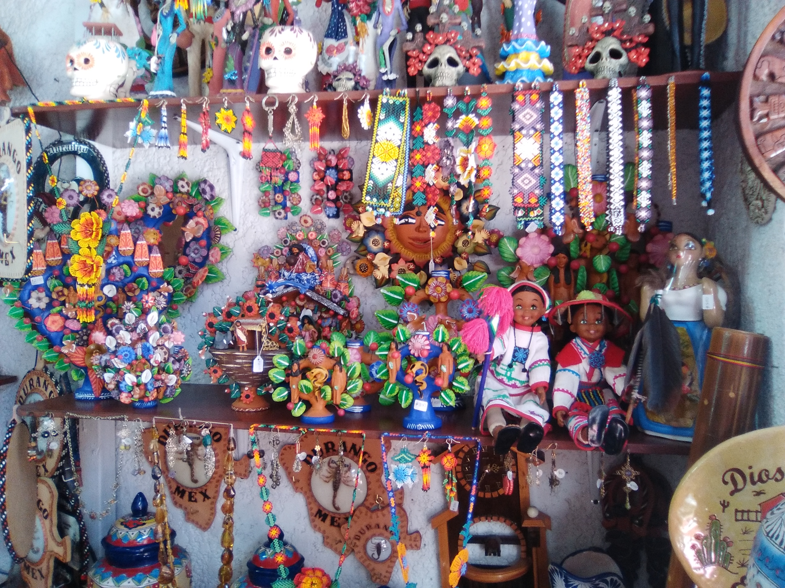 El factor que tienen en común estos trabajos es la decoración colorida utilizando símbolos y diseños que datan de hace siglos. Los productos más comunes y comerciales son los “cuadros de estambre” y los objetos decorados con pequeñas cuentas, o abalorios, producidas comercialmente.<br />Colares, Pulseras, aretes, Tocados y cuadros te esperan en nuestra tienda, échales un vistazo.