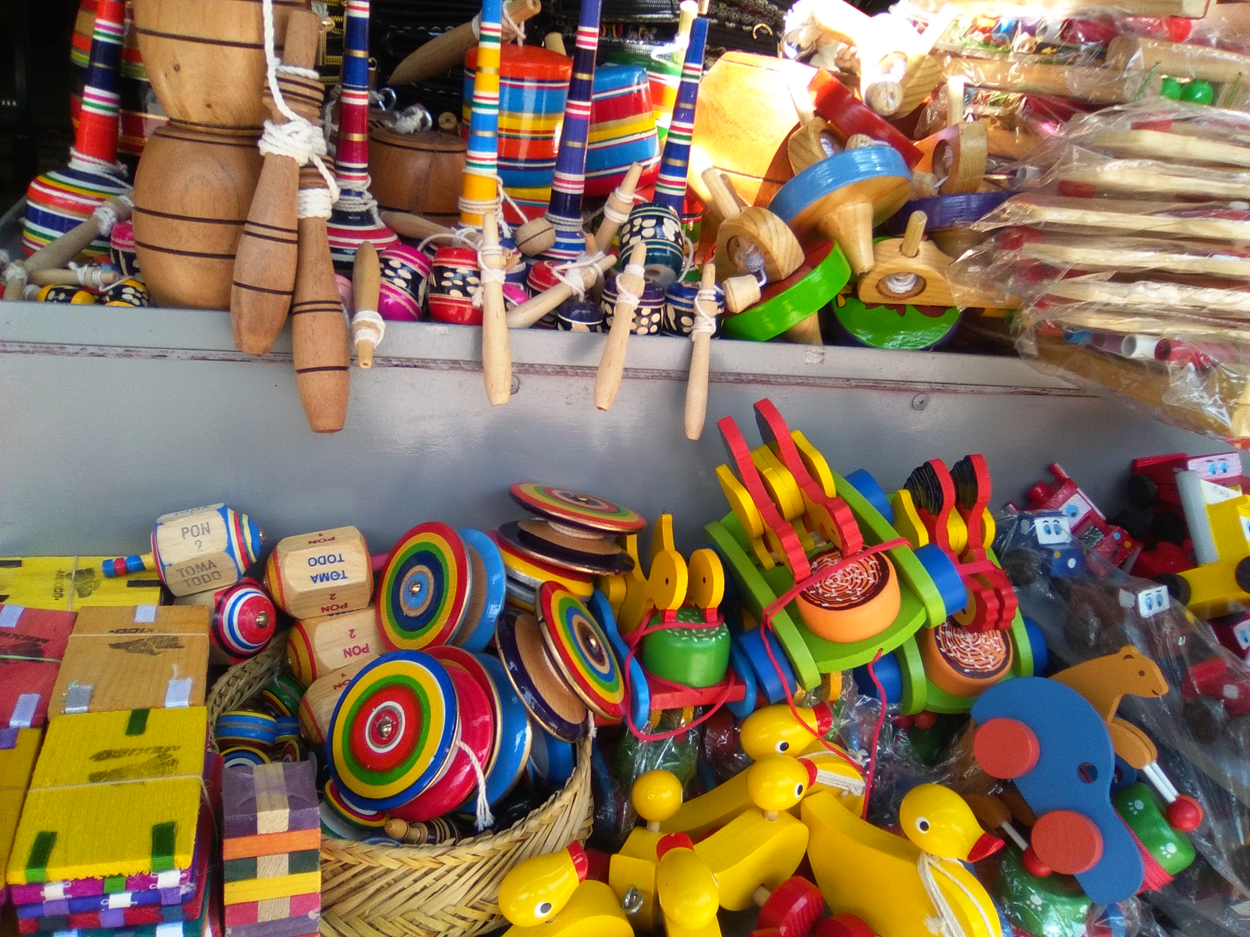 Gran variedad de juguetes y didácticos de madera para todas las edades, por su durabilidad y hechura a conciencia logran ser los preferidos generación a generación colocándose actualmente como una gran tradición de las familias mexicanas.