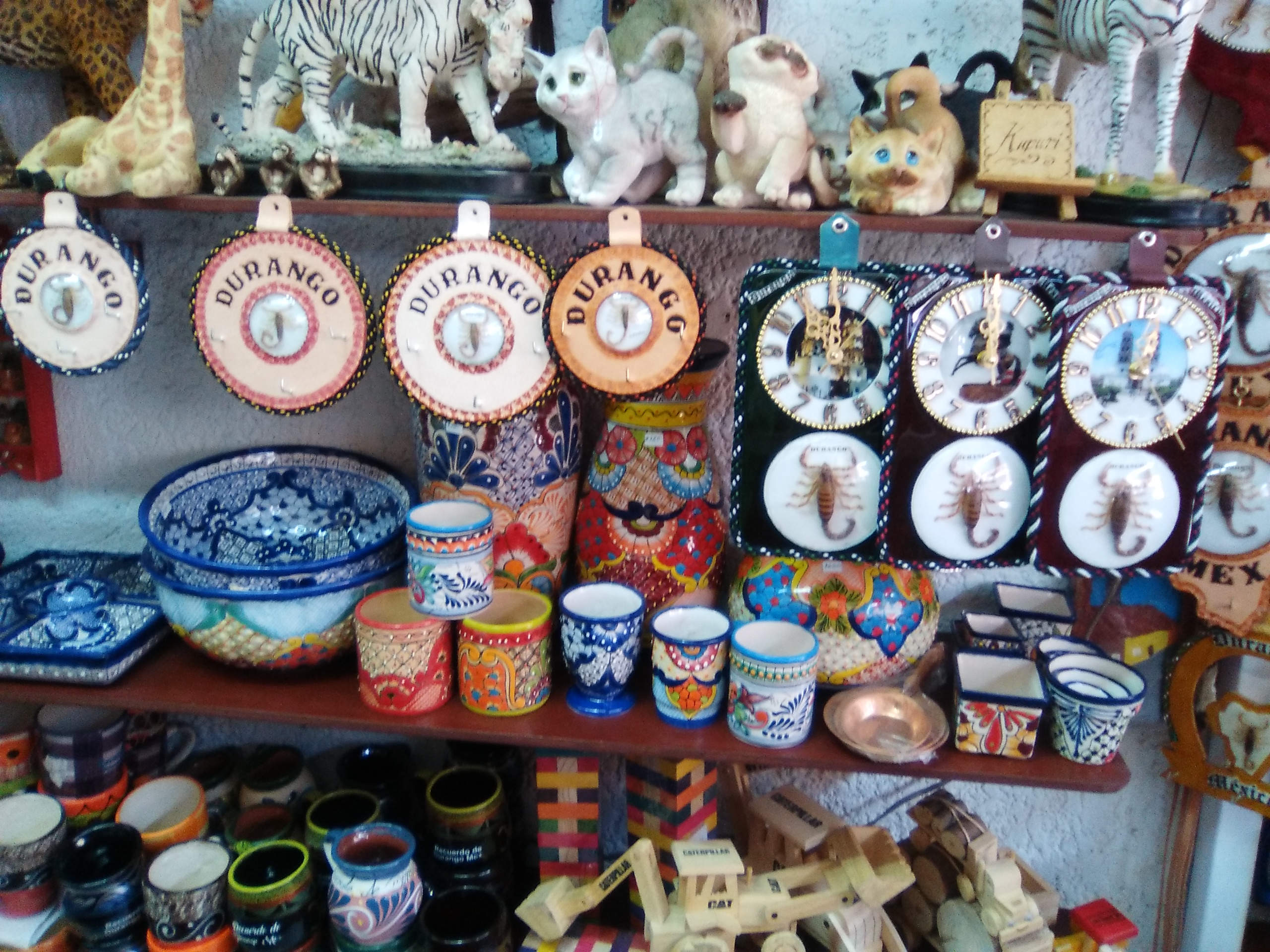 No puedes dejar de llevarte los tan clásicos alacranes de Durango. Llaveros, adornos, retablos, relojes, paletas, ceniceros y mucho mas.<br /><br />Recuerda el dicho popular:<br />Si fuiste a Durango y no llevas alacrán, no estuviste en Durango...!!!